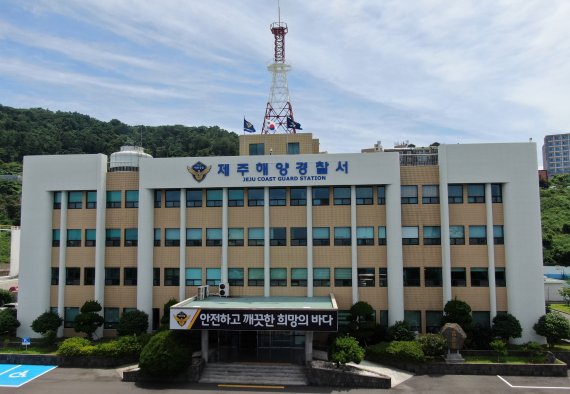 16명 탄 낚싯배서 불..제주 우도해상서 모두 구조