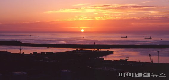 제주의 관문 제주항 '산지등대'에서 본 제주바다 일몰. 황홀 그 자체다. [제주관광공사 제공]