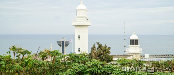 제주시 건입동 사라봉 중턱에 있는 산지등대. [제주관광공사 제공]