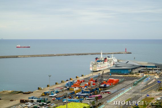 산지등대에서 본 제주항. [제주관광공사 제공]