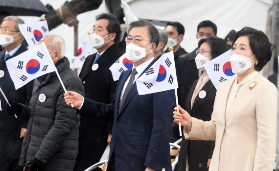 [서울=뉴시스]추상철 기자 = 문재인 대통령과 김정숙 여사가 1일 오전 서울 종로구 탑골공원에서 열린 제102주년 31절 기념식에 참석해 31절 노래 제창을 하고 있다. 2021.03.01. scchoo@newsis.com <저작권자ⓒ 공감언론 뉴시스통신사. 무단전재-재배포 금지.> /사진=뉴시스화상