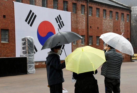 비 내리는 3.1절 서대문형무소역사관을 찾은 시민들