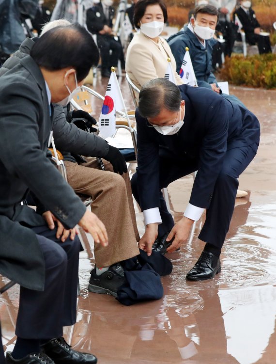 [서울=뉴시스]추상철 기자 = 문재인 대통령이 1일 오전 서울 종로구 탑골공원에서 열린 제102주년 3.1절 기념식에 참석해 독립운동가인 임우철 애국지사가 바닥에 떨어뜨린 담요를 주워 주고 있다. 2021.03.01. scchoo@newsis.com <저작권자ⓒ 공감언론 뉴시스통신사. 무단전재-재배포 금지.> /사진=뉴시스화상