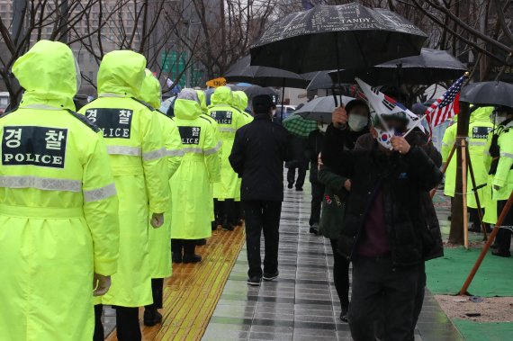 3·1절 집회를 열겠다고 신고된 건수가 1천670건으로 알려진 1일 오후 서울 종로구 광화문광장 인근에서 경찰들이 코로나19 확산 가능성이 있는 집회를 막기 위해 시민들을 통제하고 있다. 법원은 대규모 집회로 인한 코로나19 확산을 막기 위해 최대 20∼30명이 모이는 소규모 집회를 허용했다. 사진=박범준 기자