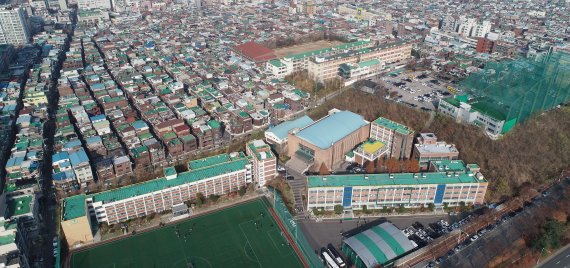 도시재생에 막혀 공공재개발 사업 추진이 무산된 경기도 성남시 수진2구역 전경. 지어진지 30년이 훌쩍 넘어 수명이 다했다는 적벽돌 주택이 많아 집수리 부담이 크고 골목길이 좁아 화재에도 취약하다. 성남2구역 재개발 추진위원회 제공