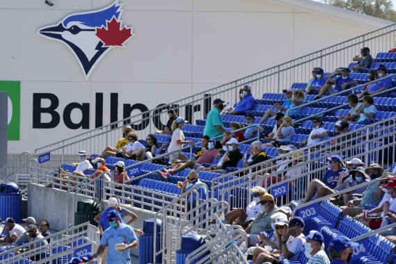 미국 프로야구 메이저리그 시범경기가 열린 1일(현지시간) 플로리다주 더너딘의 TD볼파크 구장에 제한적으로 입장이 허용된 관중들이 토론토 블루제이스와 피츠버그 파이러스 경기를 관람하고 있다.AP뉴시스