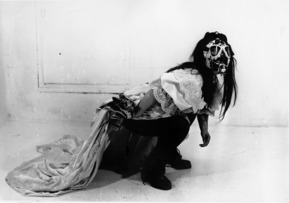 [서울=뉴시스] 이불, 퍼포먼스 사진, 1989, 사진: 마사토 나카무라. 작가 제공. 2021.3.02. photo@newsis.com