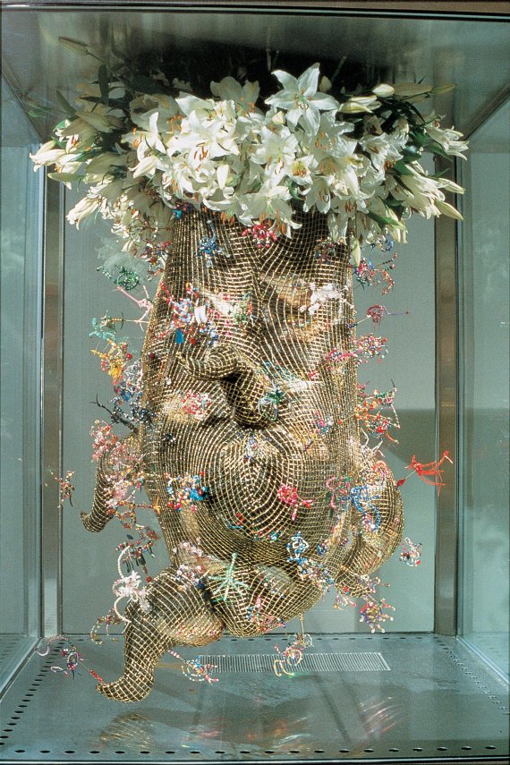 [서울=뉴시스] 이불, '장엄한 광채', 1991/1997. 냉장 진열장, 금사, 인조모발, 생선, 시퀸,백합. 《타자》, 제4회 리옹비엔날레, 프랑스. 사진: B. 아딜론. 작가제공.