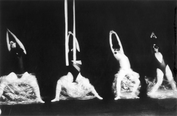 [서울=뉴시스] 이불, '아토일렛 Ⅱ', 1990. 퍼포먼스, 공간 소극장, 서울. 사진: 박혜경. 작가제공.