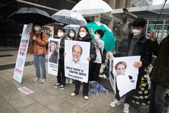 지난 1일 서울 용산역 강제징용노동자상 앞에서 램지어 하버드대 교수 등 위안부 망언 관련자들에 대한 규탄 시위가 열렸다. 사진=뉴스1