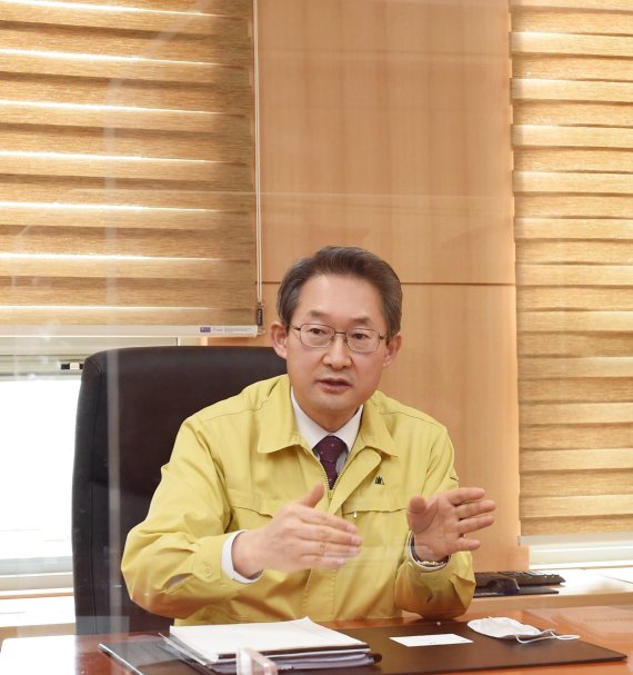 김희겸 행정안전부 재난안전관리본부장은 지난달 26일 정부세종청사에서 가진 파이낸셜뉴스와의 인터뷰에서 "국민들의 코로나19 백신 접종에 차질이 없도록 현장 준비와 대응에 총력을 다하겠다"고 말했다. 행안부 제공