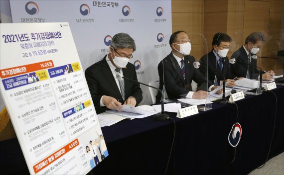 홍남기 경제부총리 겸 기획재정부 장관이 2일 오전 정부서울청사 합동브리핑실에서 2021년도 추가경정예산안 관련 상세브리핑을 하고 있다. 왼쪽부터 이재갑 고용노동부 장관, 홍 부총리, 권덕철 보건복지부 장관, 권칠승 중소벤처기업부 장관. 사진=서동일 기자