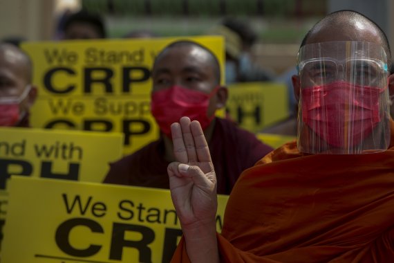 미얀마 승려들이 지난 27일 미얀마 제2의 도시 만달레이에서 저항의 상징인 '세 손가락 경례'를 하면서 선두에서 군부 쿠데타에 항의하는 시위에 참여하고 있다. 뉴시스