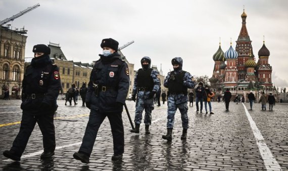 지난 1월 25일(현지시간) 러시아 모스크바의 붉은광장에 러시아 국가근위대가 순찰을 돌고 있다. AFP