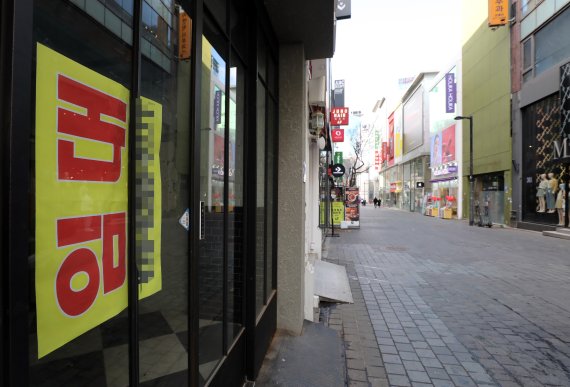 지난 2일 오후 한산한 서울 명동의 거리의 모습. 한 점포에 임대 안내문이 붙여있다. /사진=뉴스1