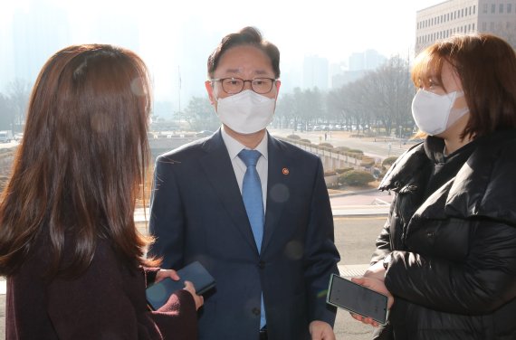 박범계 법무부 장관이 3일 오전 경기도 과천시 과천정부청사로 출근하며 취재진 질문에 답변하고 있다. /사진=뉴시스