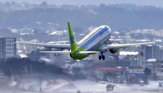 [제주=뉴시스]우장호 기자 = 제주 지역 기상악화로 대부분 항공기가 결항한 8일 제주국제공항 활주로에서 승객을 태운 첫 항공기 진에어 LJ592편이 힘차게 이륙하고 있다. 2021.01.08. woo1223@newsis.com /사진=뉴시스