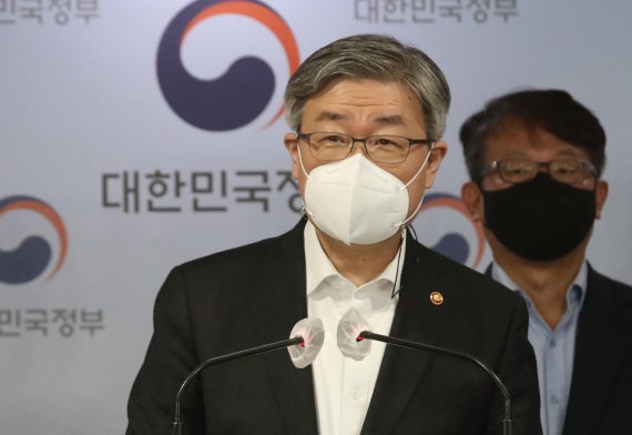 이재갑 고용노동부 장관이 3일 오전 서울 종로구 정부서울청사 합동브리핑실에서 청년고용 활성화 방안에 대해 브리핑하고 있다. 사진=박범준 기자