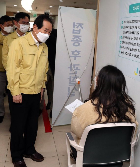 정세균 국무총리가 3일 서울 중구보건소를 방문해 코로나19 백신을 접종을 마친 시민과 이야기를 나누고 있다. /사진=fnDB