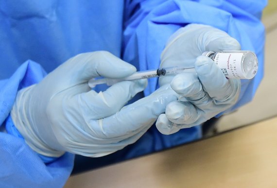 3일 서울 중구보건소에서 의료진이 아스트라제네카(AZ) 백신을 주사기에 담고 있다. 2021.3.3/뉴스1 © News1 이승배 기자