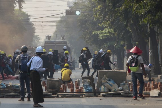 미얀마 제2 도시 만달레이에서 3일 군부 쿠데타에 반대하는 시위대가 군경과 대치하고 있다.AP뉴시스