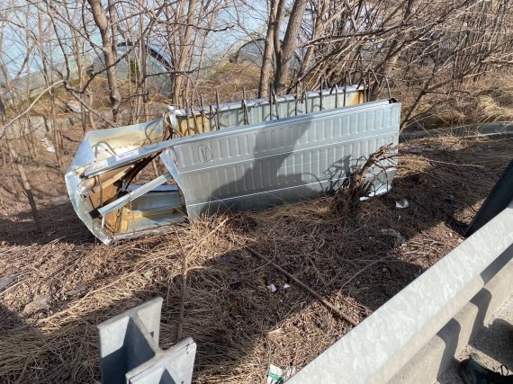 [수원=뉴시스] 해당 화물차에서 떨어진 냉장고 크기의 철제구조물. 2021.03.03.(사진=독자 제공) photo@newsis.com