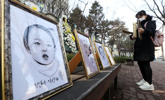 16개월 여아 '정인이'의 입양부모 5,6,7차 공판이 열리는 3일 서울 양천구 서울남부지법 앞에 정인이 초상화가 놓여져 있다. 뉴시스 제공