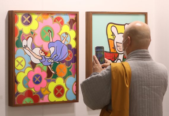 [서울=뉴시스]고승민 기자 = 3일 서울 코엑스에서 한국화랑협회, 코엑스 주최로 열린 2021 화랑미술제 프레스 및 VIP 개막행사에서 참석자들이 작품을 관람하고 있다. 미술제는 4일부터 7일까지 코엑스 3층 C홀에서 열린다. 2021.03.03. kkssmm99@newsis.com