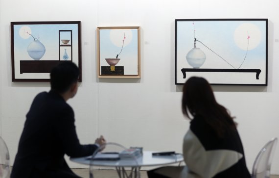 [서울=뉴시스]고승민 기자 = 3일 서울 코엑스에서 한국화랑협회, 코엑스 주최로 열린 2021 화랑미술제 프레스 및 VIP 개막행사에서 참석자들이 작품을 관람하고 있다. 미술제는 4일부터 7일까지 코엑스 3층 C홀에서 열린다. 2021.03.03. kkssmm99@newsis.com