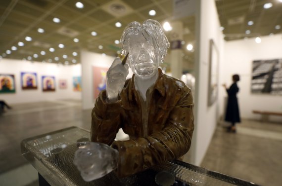 [서울=뉴시스]고승민 기자 = 3일 서울 코엑스에서 한국화랑협회, 코엑스 주최로 열린 2021 화랑미술제 프레스 및 VIP 개막행사에서 참석자들이 작품을 관람하고 있다. 미술제는 4일부터 7일까지 코엑스 3층 C홀에서 열린다. 2021.03.03. kkssmm99@newsis.com