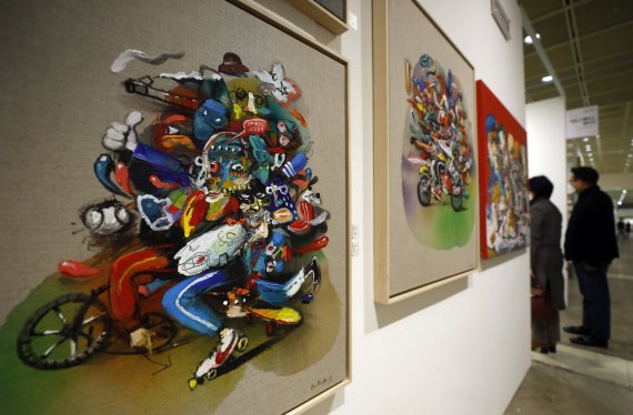 [서울=뉴시스]고승민 기자 = 3일 서울 코엑스에서 한국화랑협회, 코엑스 주최로 열린 2021 화랑미술제 프레스 및 VIP 개막행사에서 참석자들이 작품을 관람하고 있다. 미술제는 4일부터 7일까지 코엑스 3층 C홀에서 열린다. 2021.03.03. kkssmm99@newsis.com