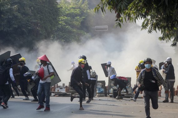 지난 3일 미얀마 만달레이에서 군부 쿠데타 반대 시위대가 경찰이 쏜 최루탄을 피해 달리고 있다. / 사진=AP뉴시스