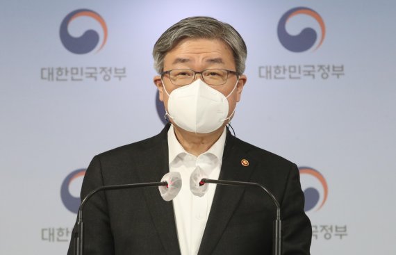 이재갑 고용노동부 장관이 3일 정부서울청사 합동브리핑실에서 청년고용 활성화 방안 브리핑을 하고 있다. 사진=박범준 기자