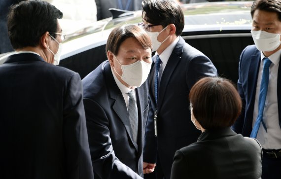 윤석열 검찰총장이 3일 전국 검찰청 순회방문 일정의 일환으로 대구고등검찰청을 방문했다. 윤 총장(가운데)이 일선 검사 등과의 간담회를 위해 대구고검에 도착해 차에서 내리고 있다. 윤 총장은 이날 여당이 추진 중인 중대범죄수사청 법안에 대해 "부패를 판치게 하는 '부패완판'으로 헌법정신에 위배된다"고 강하게 비판했다. 뉴시스