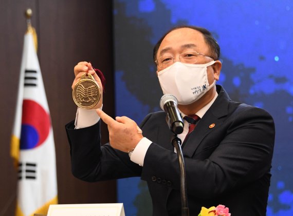 홍남기 부총리 겸 기획재정부 장관이 3일 오후 서울 중구 은행연합회에서 열린 '제55회 납세자의 날' 훈·포장 및 고액납세탑 전수식에 참석해 발언하고 있다. /사진=뉴시스