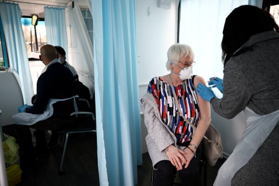 지난 2월14일(현지시간) 런던 템스메드에서 한 여성이 옥스퍼드-아스트라제네카 코로나19 백신을 접종받고 있다.로이터뉴스1