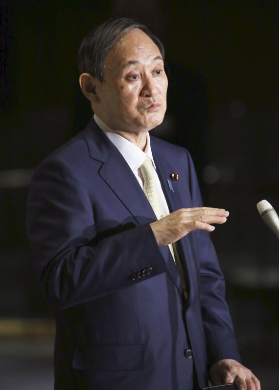 스가 요시히데 일본 총리가 지난 4일 늦은 오후 총리관저에서 기자들에게 긴급사태 재연장 의사를 밝히고 있다. AP뉴시스