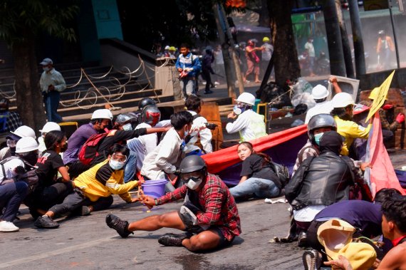 미얀마 제2 도시 만달레이에서 3일 군부에 저항하는 시위대가 보안군의 총격 소리를 듣고 바닥에 엎드려 있다.로이터뉴스1