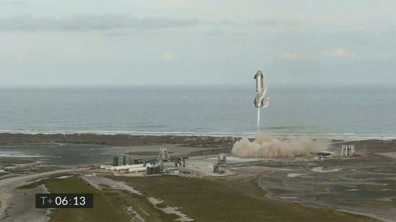 미국 민간 우주기업 스페이스X의 차세대 로켓 '스타십'이 3일(현지시간) 미 텍사스주 보카치카의 시험발사대에 착륙하고 있다.AP뉴시스