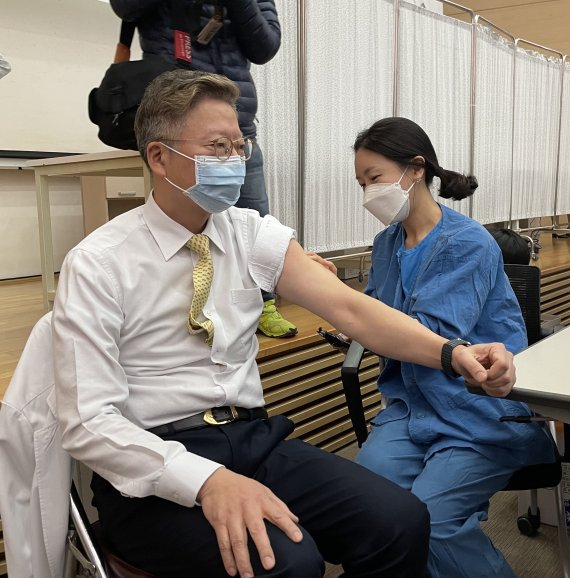 -서울대병원이 상급종합병원으로는 처음으로 코로나 19 백신 접종을 시작했다. 4일 오전 9시 김연수 병원장(왼쪽)을 시작으로 열흘간 약 8000여 명의 의료진 및 관계자에게 접종한다.