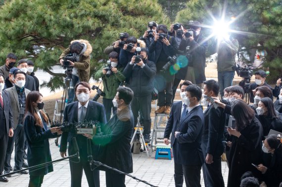 윤석열 검찰총장이 4일 오후 서울 서초구 대검찰청 현관에서 총장직 사퇴 의사를 발표하고 있다. 윤 총장은 최근 '중대범죄수사청' 설치 문제를 두고 여권과 날카롭게 대립해 왔다. /사진=뉴스1