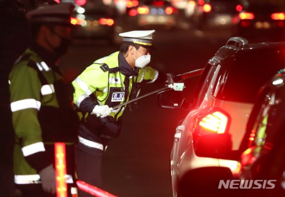 제주경찰청 안전계 소속 경찰관이 '비접촉식 감지기'로 음주단속을 하고 있다. [뉴시스DB]