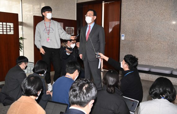 주호영 국민의힘 원내대표가 4일 서울 여의도 국회에서 윤석열 검찰총장의 사퇴와 관련해 취재진의 질문에 답변하고 있다. (공동취재사진) 사진=뉴시스화상