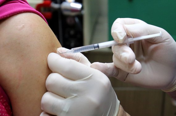 AZ 백신 맞은 20대 여성 사망, 백신 부작용?