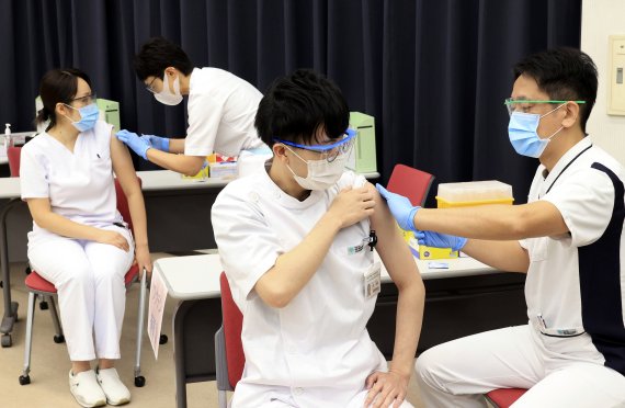 5일 일본 도쿄의 한 의료기관에서 의료진을 대상으로 코로나19 백신 접종이 이뤄지고 있다.<div id='ad_body2' class='ad_center'></div> AP뉴시스