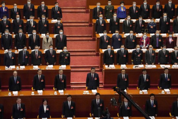 시진핑(가운데) 중국 국가주석이 5일 중국 베이징 인민대회당에서 열린 제13기 전국인민대표대회(NPC·전인대) 개막식에 참석해 국민의례를 하고 있다. 뉴시스화상