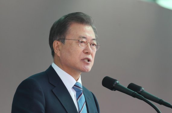문재인 대통령이 5일 대전광역시 국군간호사관학교에서 열린 제61기 졸업 및 임관식에 참석해 축사를 하고 있다.