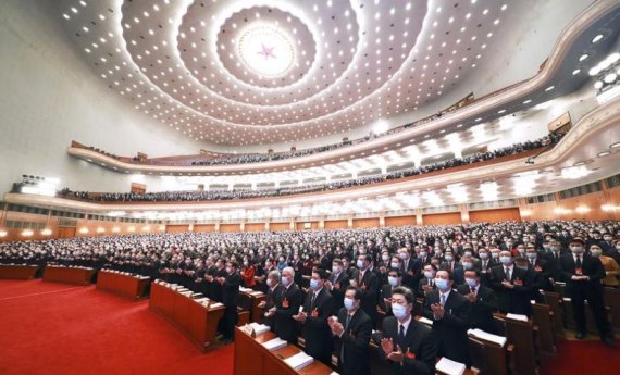 지난 5일 중국 베이징 인민대회당에서 열린 13기 전국인민대표대회 개막식에서 대표들이 박수를 치고 있다. 신화망 캡쳐