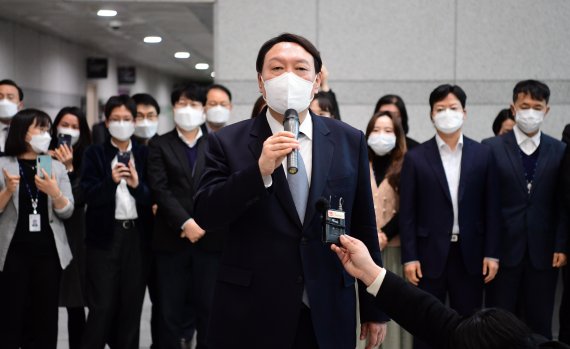 '총장 윤석열' 향한 시선과는 다르다…'정치인 尹'엔 냉정한 평가
