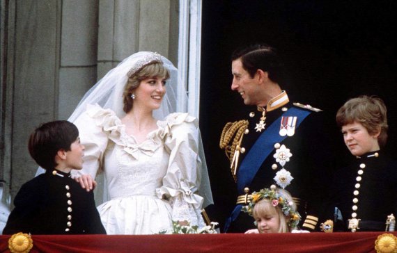 찰스 왕세자와 다이애나비가 1981년 6월 29일 세인트 폴 대성당에서 결혼식을 마친 후 런던 버킹엄 궁전 발코니에 서 있다. /로이터 뉴스1